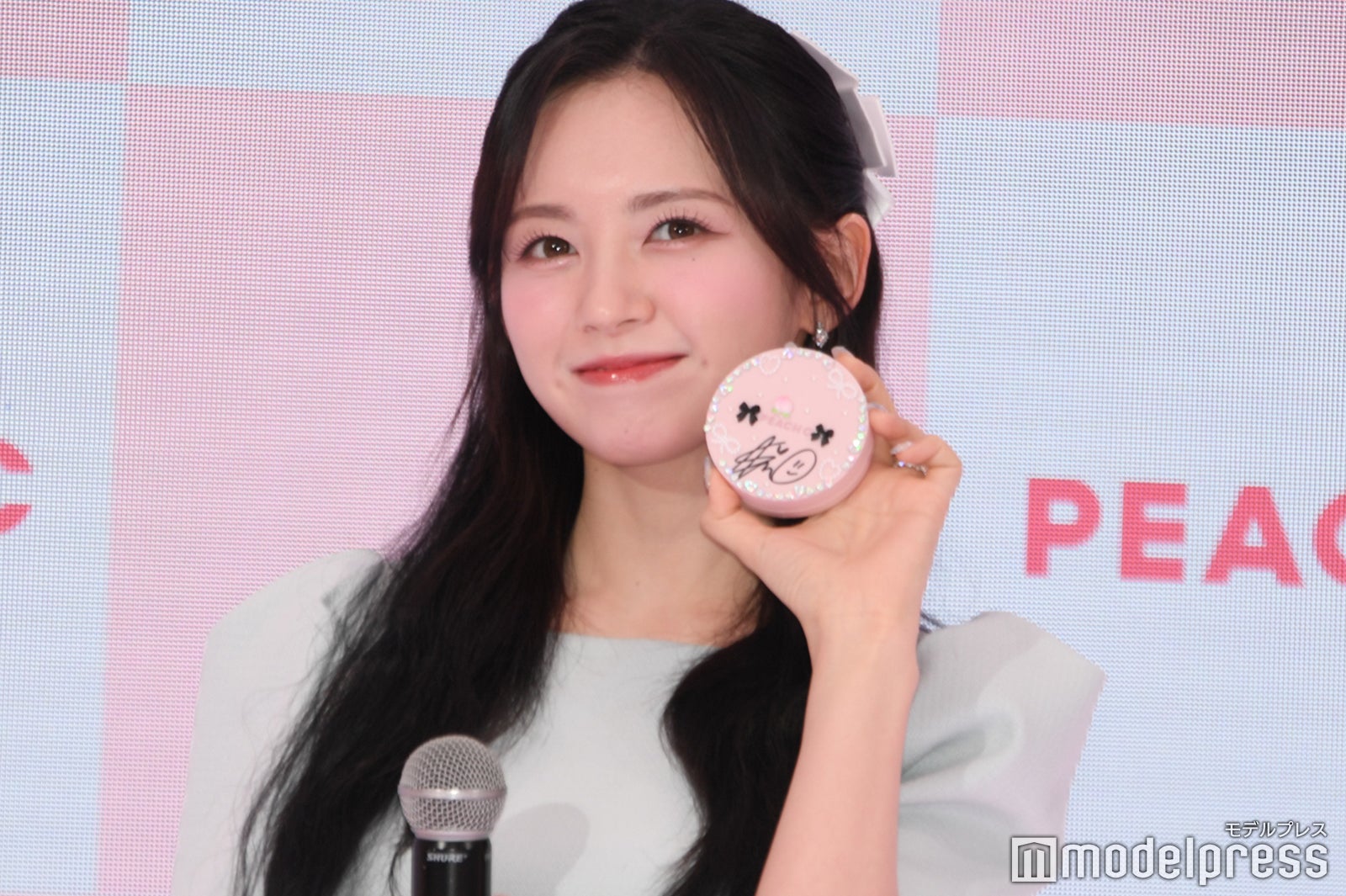 自身でデコったというファンデーションを見せるマシロ