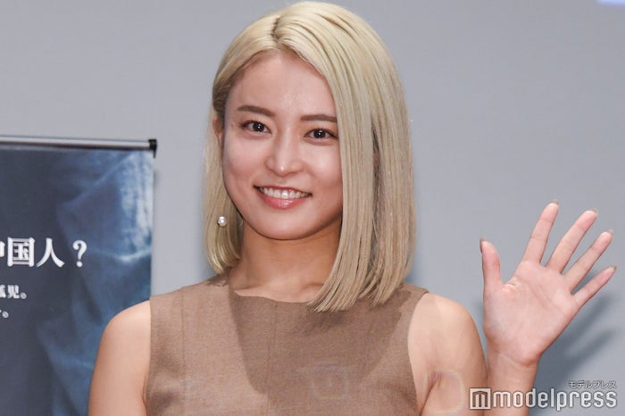 小島瑠璃子、金髪→暗髪に大胆イメチェン「大人の魅力がすごい」「美人すぎる」と反響