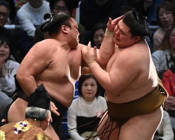 霧島が3度目V王手 王鵬下し1敗死守 琴勝峰敗れ2敗消える 21日にも14場所ぶり賜杯