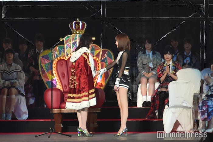 松井珠理奈、宮脇咲良と握手(C)モデルプレス