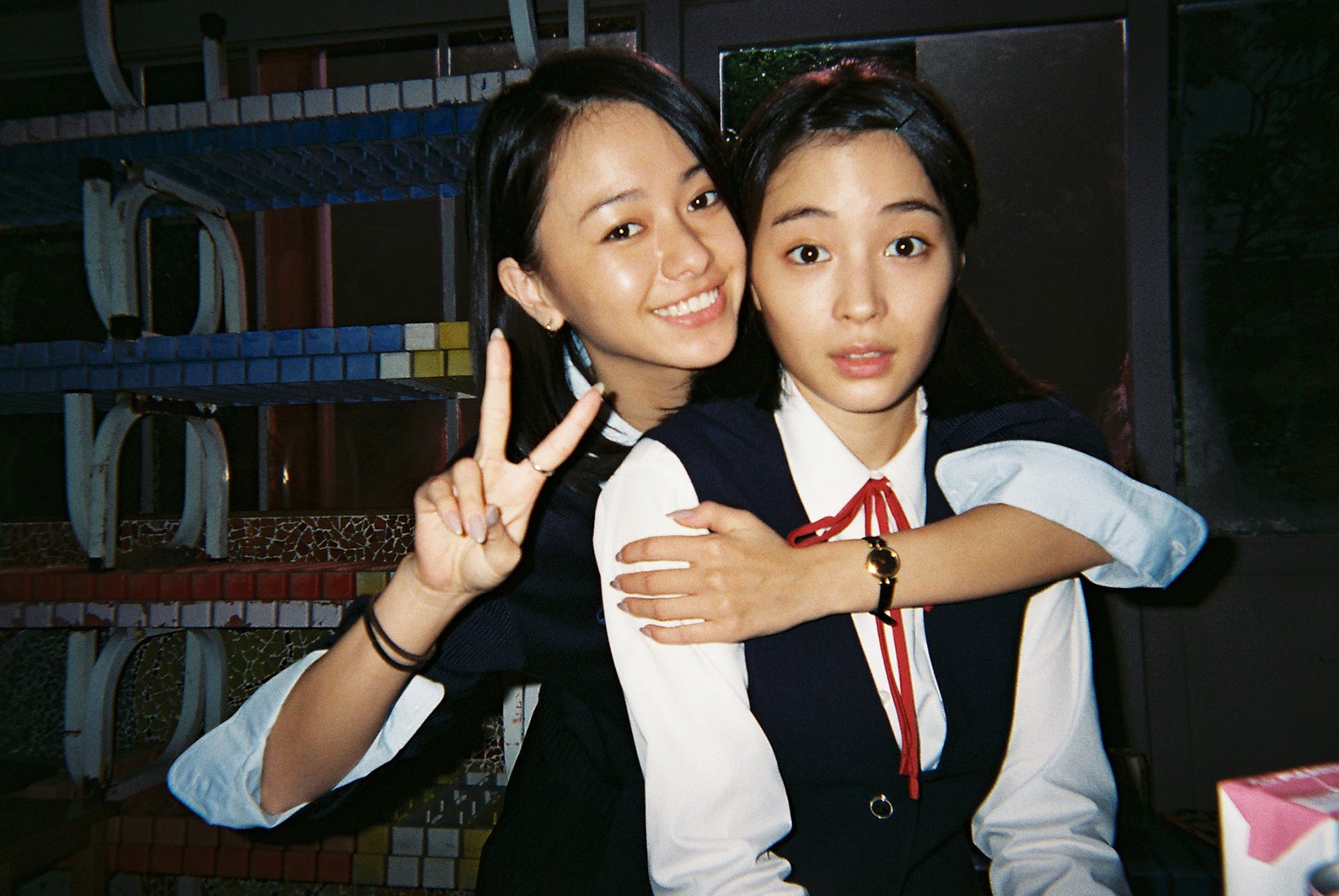 （左から）山本舞香、広瀬すず（C）2018「SUNNY」製作委員会