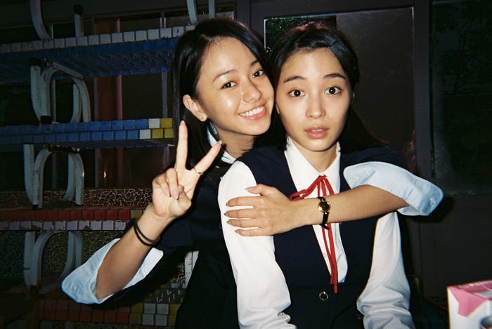 (左から)山本舞香、広瀬すず(C)2018「SUNNY」製作委員会