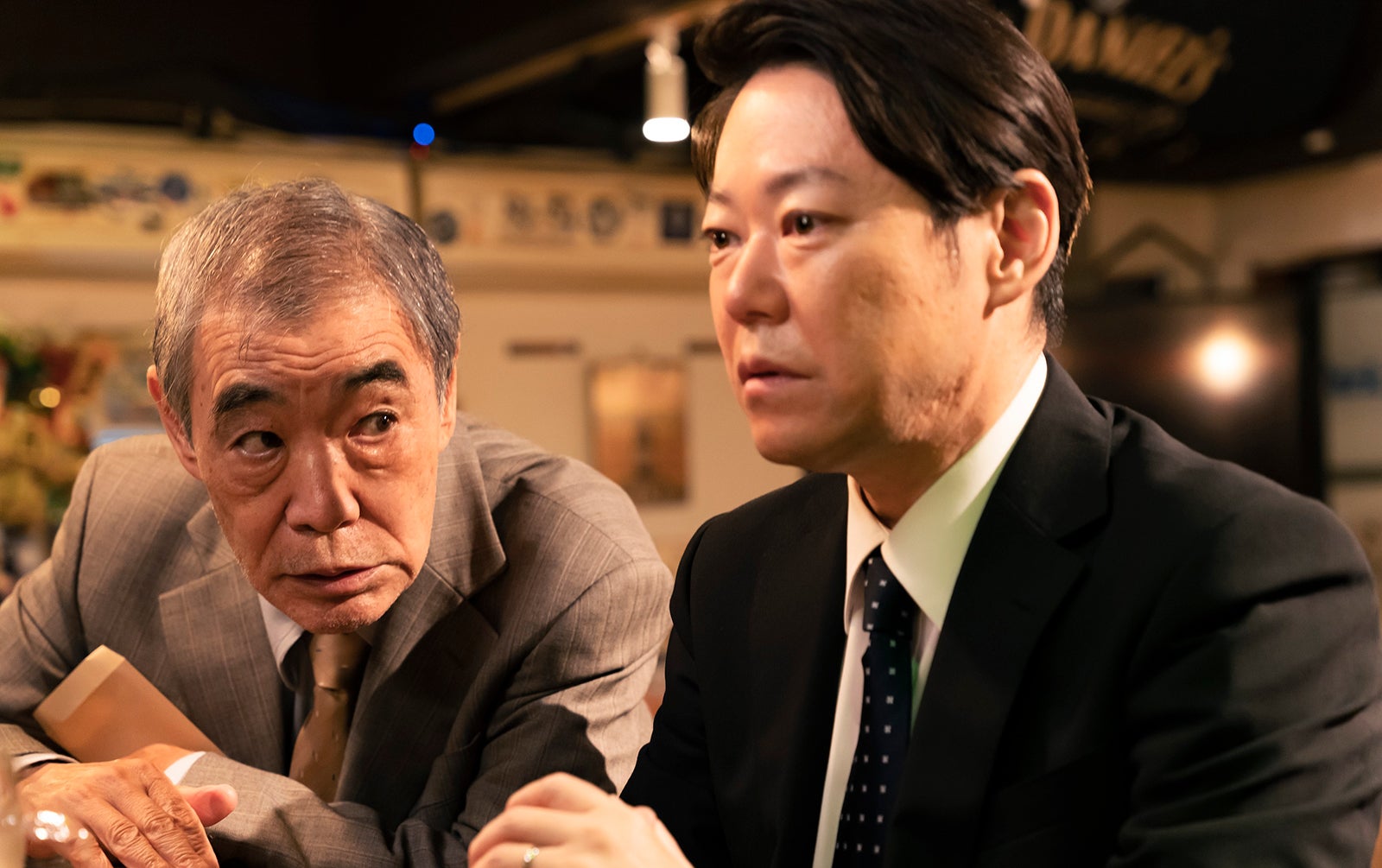 柄本明、阿部サダヲ（C）2023映画「シャイロックの子供たち」製作委員会