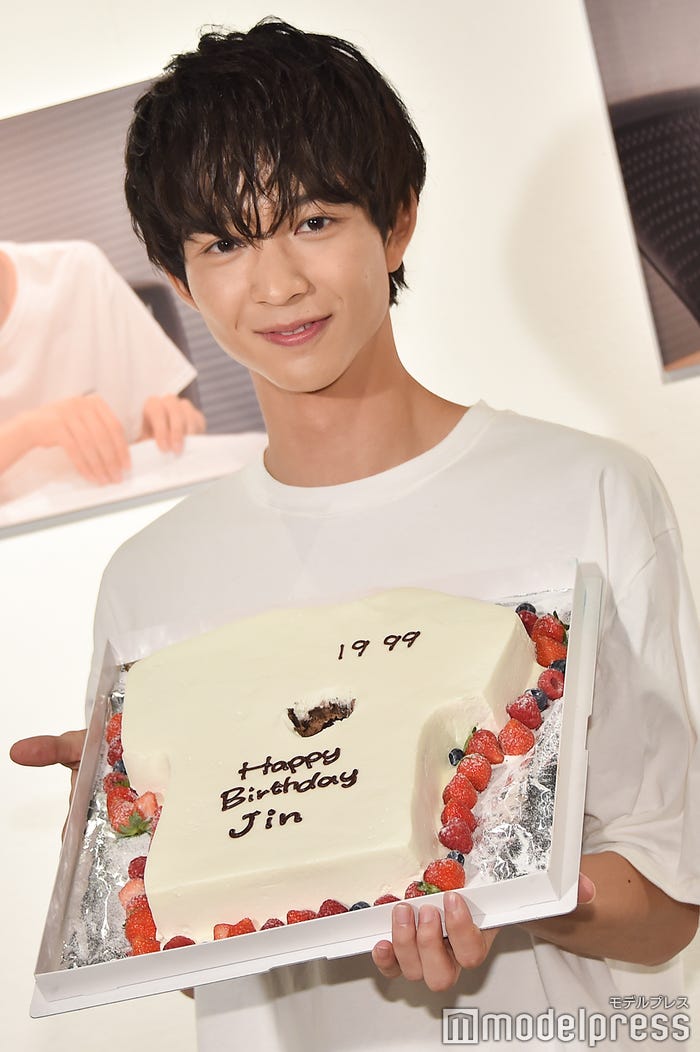 鈴木が制作したTシャツ型のバースデーケーキ (C)モデルプレス