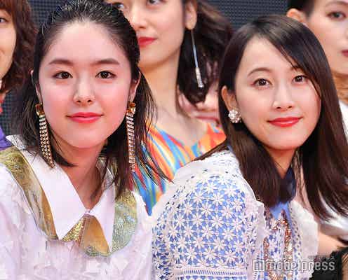 松井玲奈&唐田えりか、個性派ドレス披露 歓声に笑顔<第31回東京国際映画祭>
