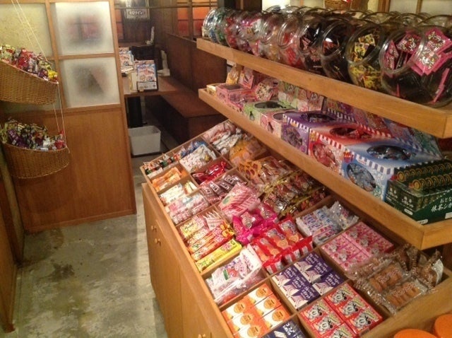 駄菓子バー 過去最大店舗が新宿に 駄菓子食べ放題の夢の空間 女子旅プレス