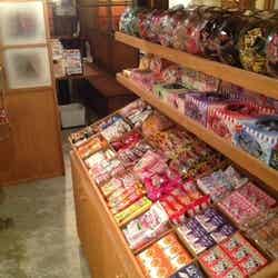 「駄菓子バー」過去最大店舗が新宿に 駄菓子食べ放題の夢の空間／画像提供：サービスマート