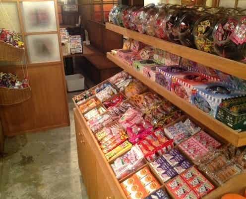 「駄菓子バー」過去最大店舗が新宿に 駄菓子食べ放題の夢の空間