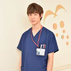 モデルプレス - “先輩”坂口健太郎に続き「コウノドリ」レギュラー出演 「MEN'S NON-NO」宮沢氷魚が俳優デビュー