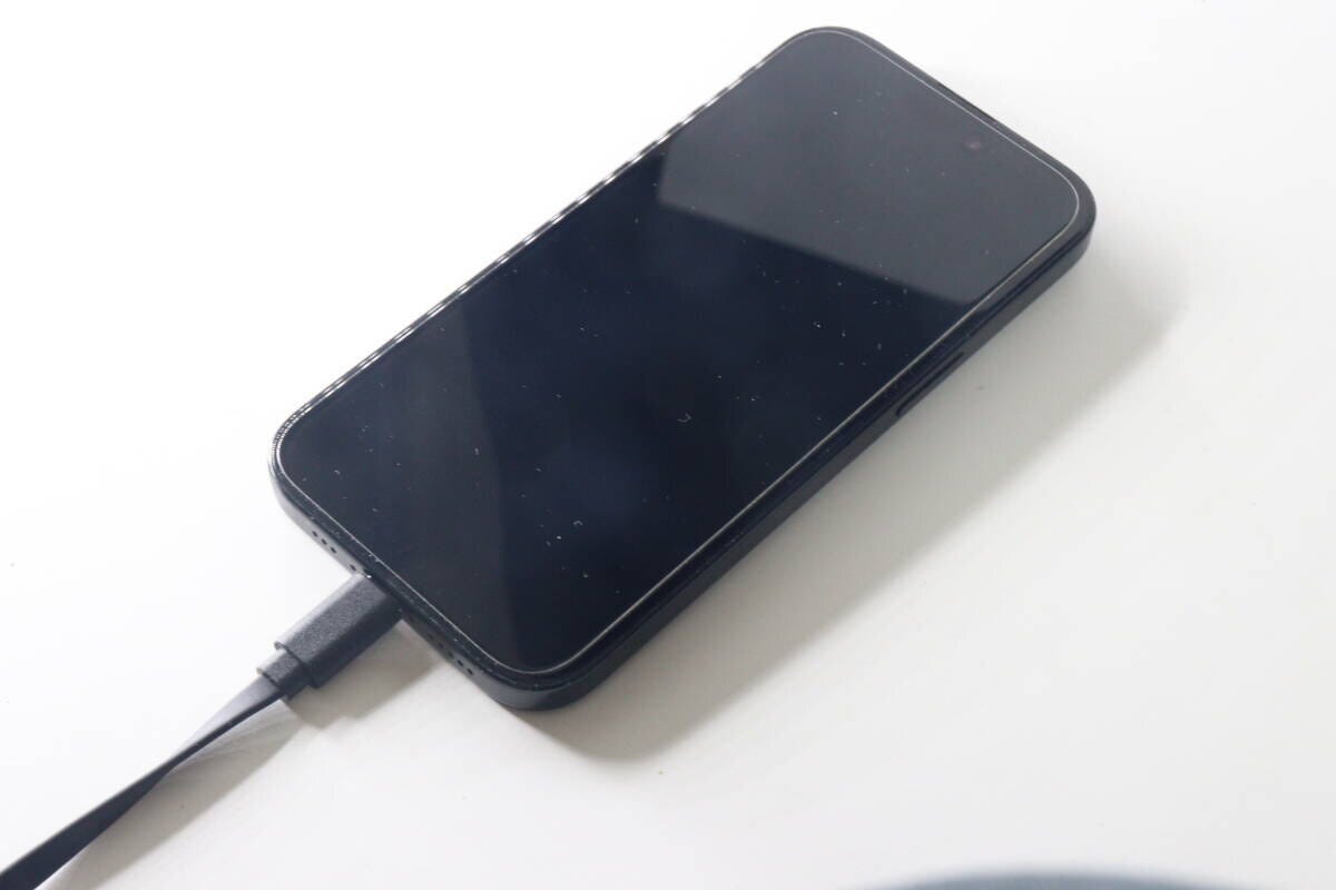 スマートフォンの充電ポートにType-Cケーブルを接続 スマートフォンの充電ポートにType-Cケーブルを接続