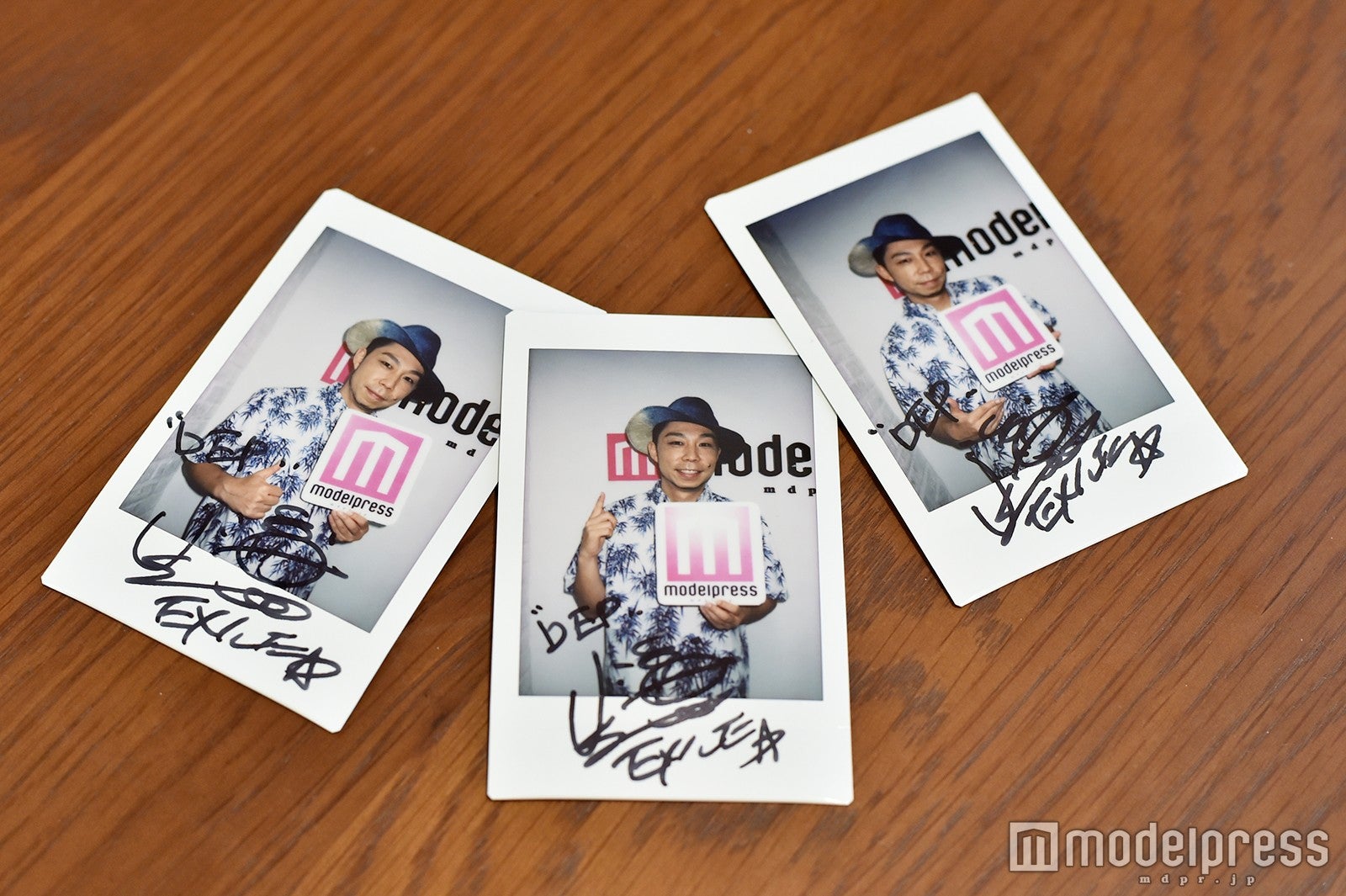 サイン入りチェキ（C）モデルプレス