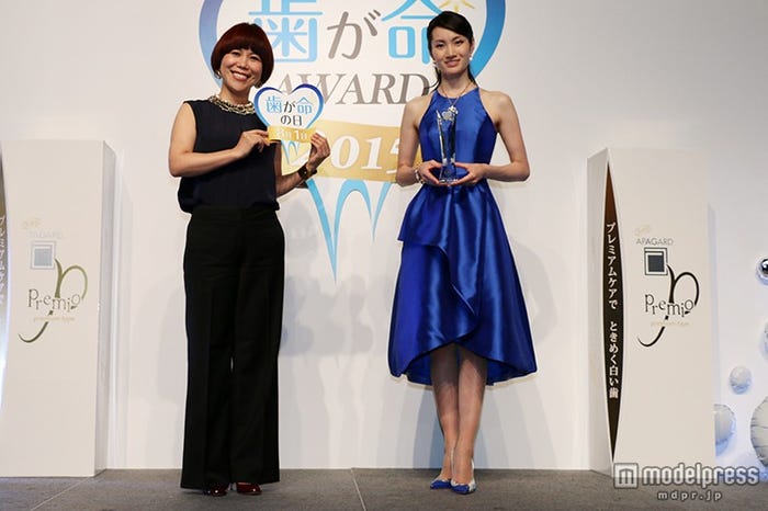 荒川静香(右)とプレゼンターの山本浩未(左)