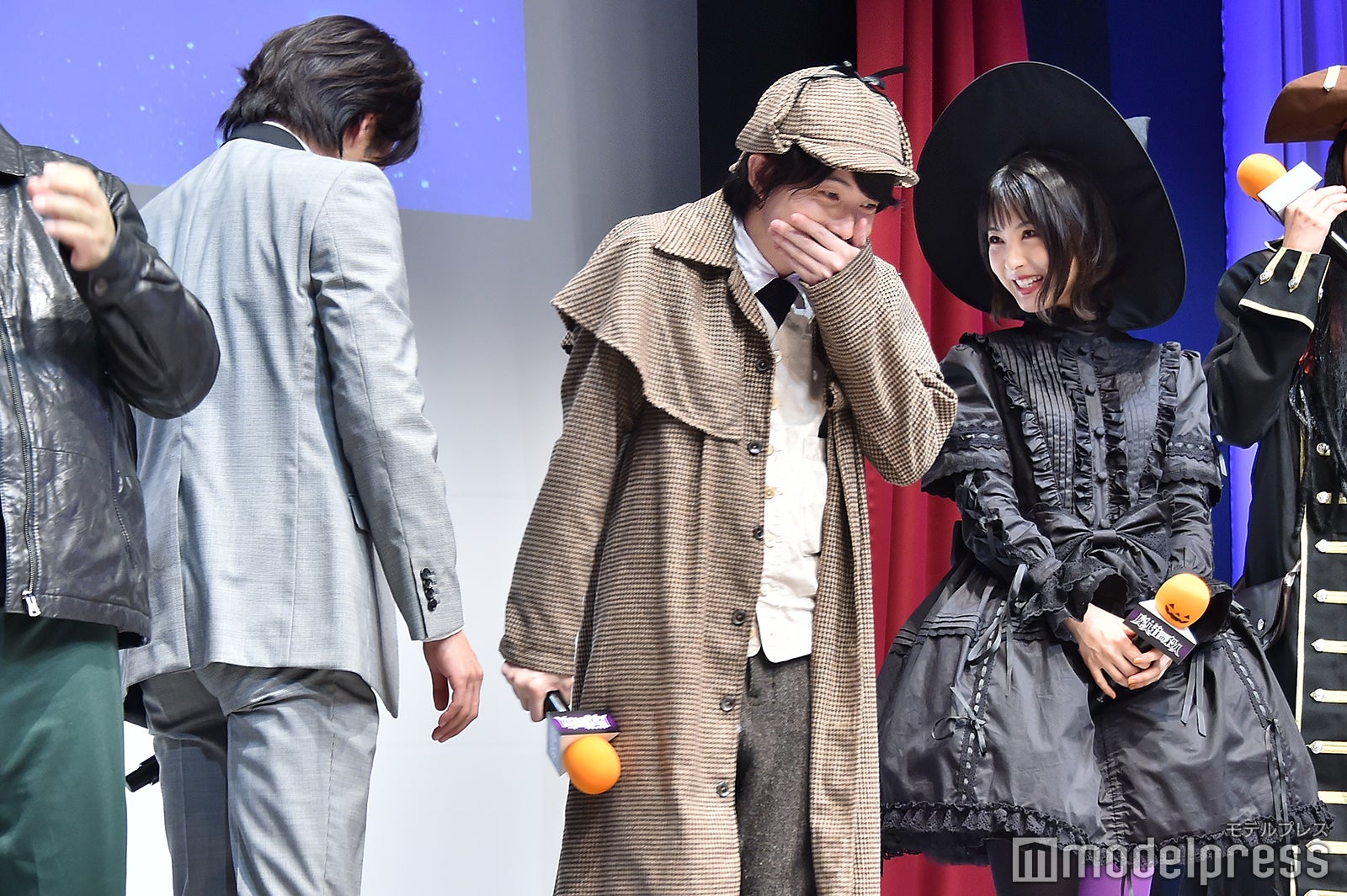 ステッキを落とした中村倫也（左）の失態に思わず笑ってしまう神木隆之介（中央）と浜辺美波（右）（C）モデルプレス