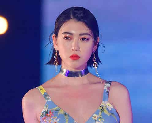 三吉彩花、胸元ざっくり衣装で登場 色気たっぷりランウェイ<GirlsAward 2017 S/S>