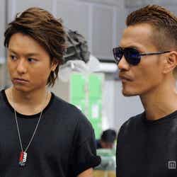 「コカ・コーラ・ゼロ」の新CM(9月3日よりオンエア)の撮影を行ったEXILE・TAKAHIRO(左)とATSUSHI(右)/メイキングカット