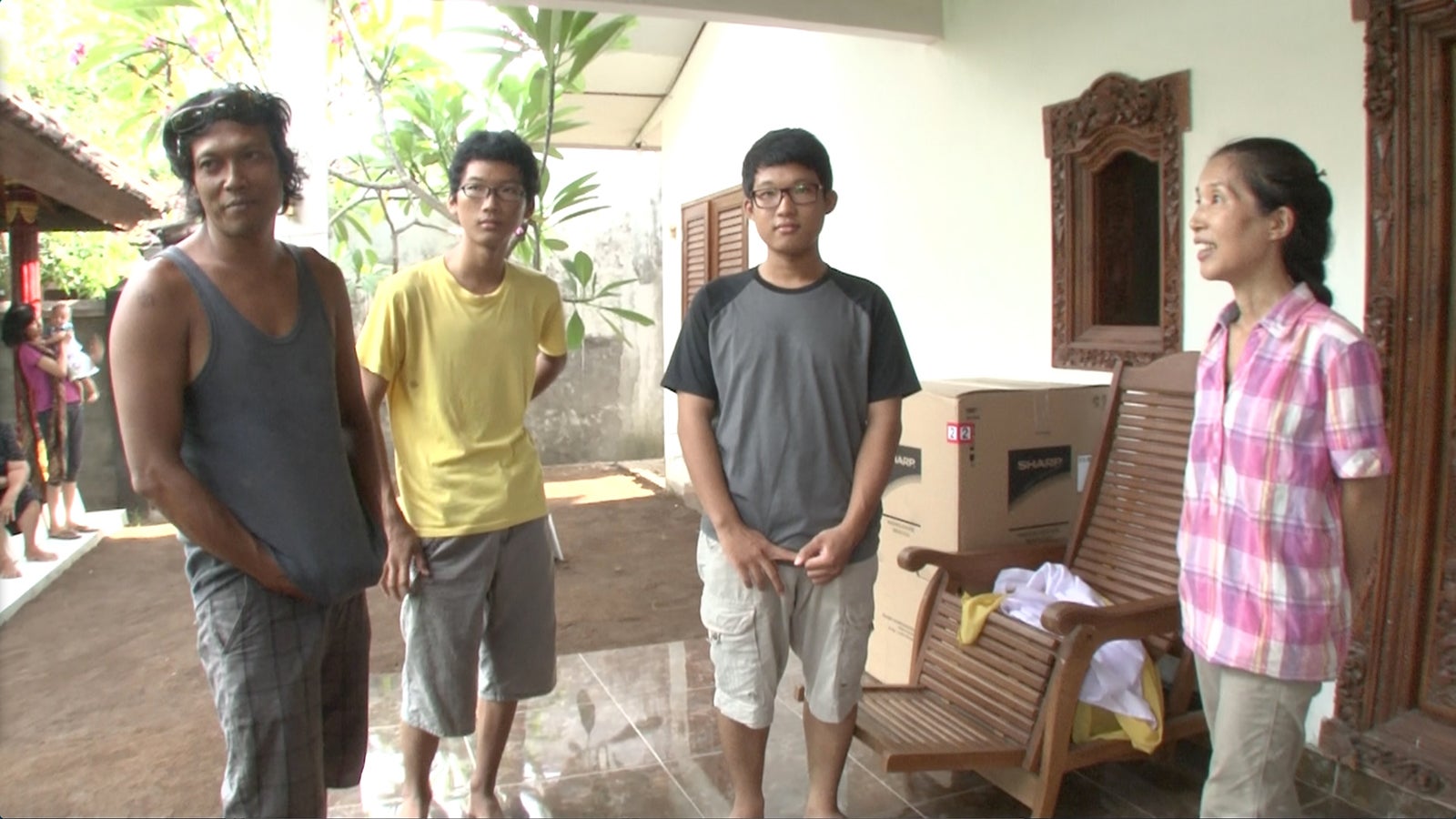 ロンボク島の日本人妻・カズミさん一家／画像提供：毎日放送