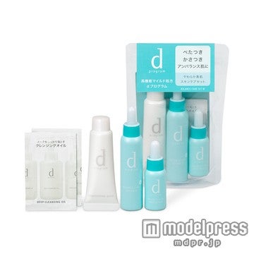 クレンジングオイル、洗顔料、化粧水、乳液の4点がつまったトラベルセットは持ち運びしやすいスリムなバッグ