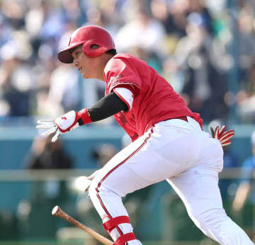 広島・佐々木 大暴れ3安打1打点！ハマの助っ人3人撃ち「いいスイングできた」 新応援歌も披露され「めっちゃうれしかった」