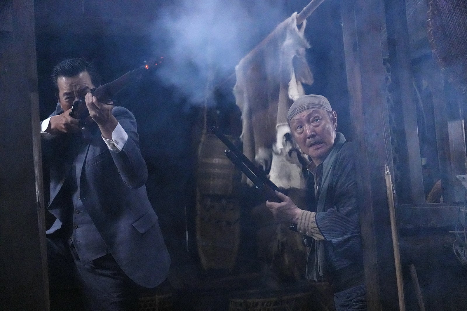 豊川悦司、石橋蓮司（C）2023「リボルバー・リリー」フィルムパートナーズ