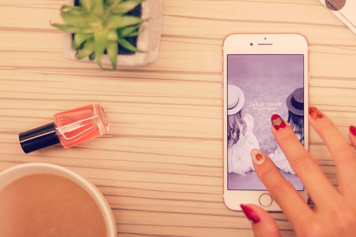 ヨリを戻したいなら彼の様子を見て返信/photo by GIRLY DROP