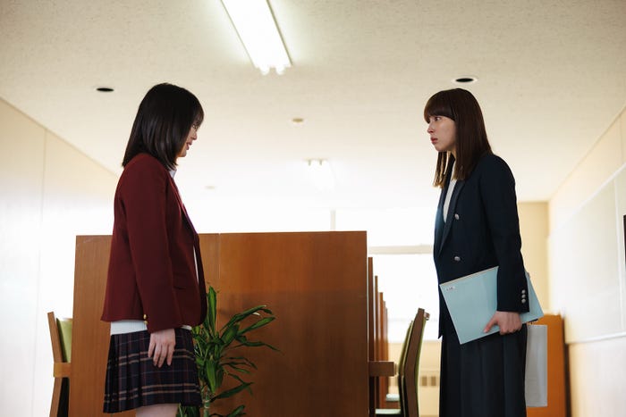 豊嶋花、広瀬アリス「なんで私が神説教」第5話(C)日本テレビ
