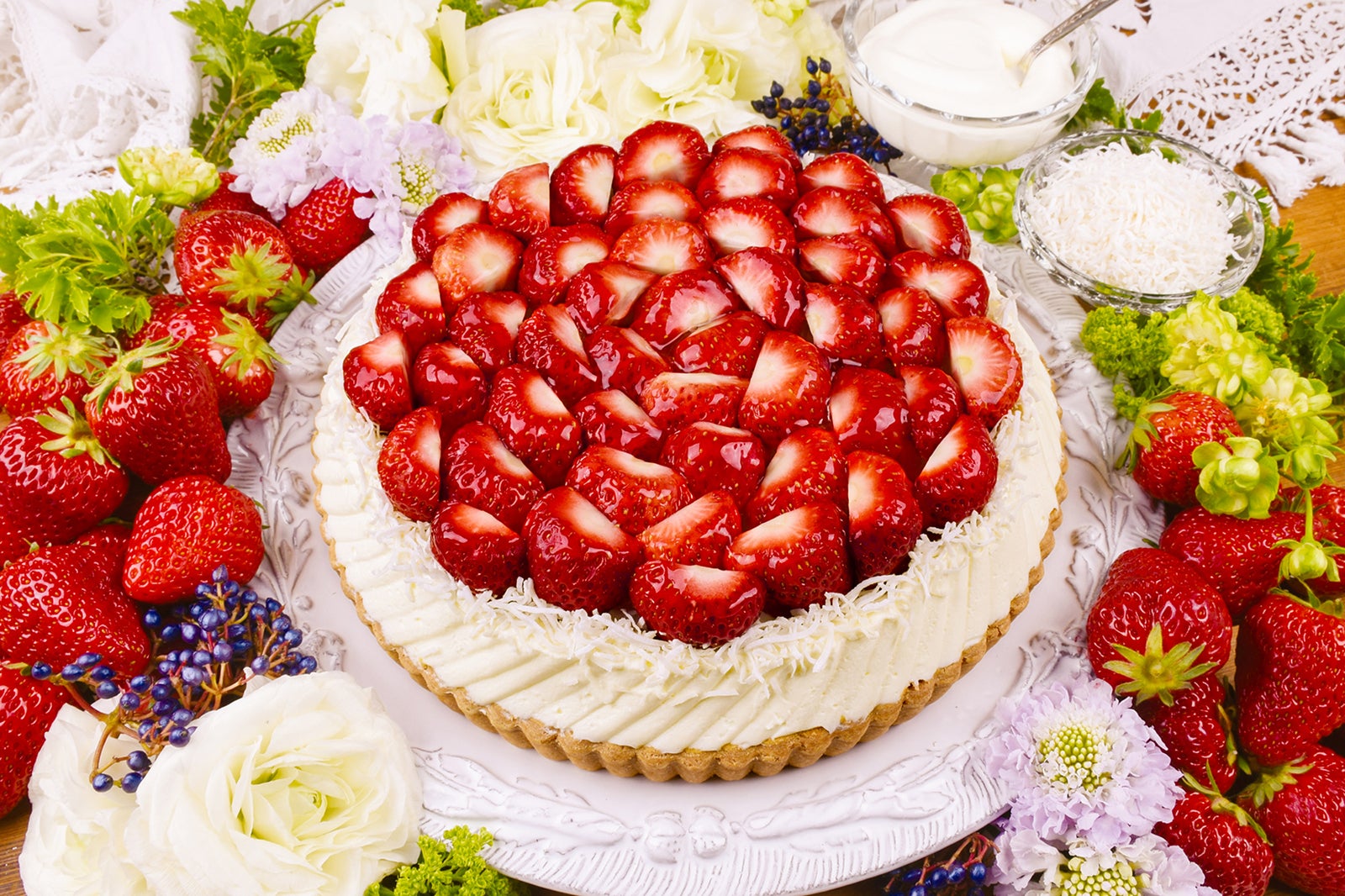 特選 静岡県産 紅ほっぺのタルト
（グランメゾン銀座、東京スカイツリータウン・ソラマチ店、青山、横浜、静岡、浜松、仙台限定）piece 1,337 円／whole（25cm） 12,744 円／画像提供：ラッシュ株式会社