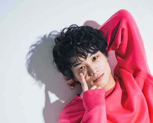 鈴木伸之、初写真集が重版決定 初出しカット&オフショット公開<FACE>