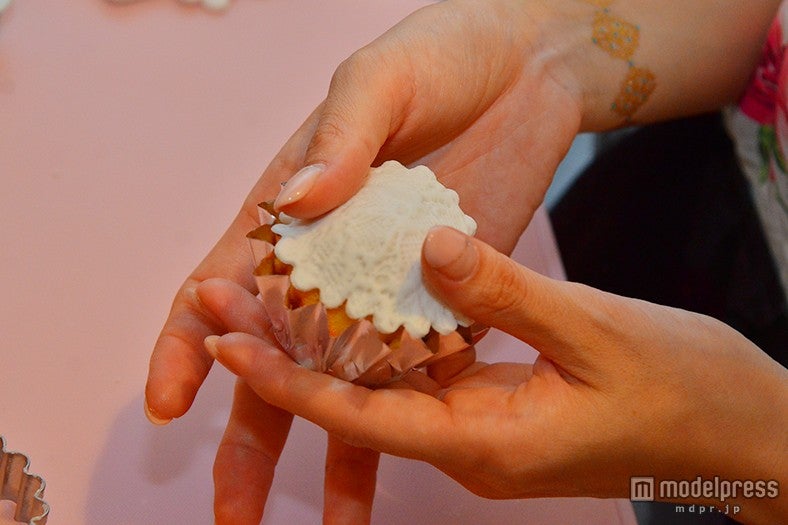 土台のカップケーキにくっつける