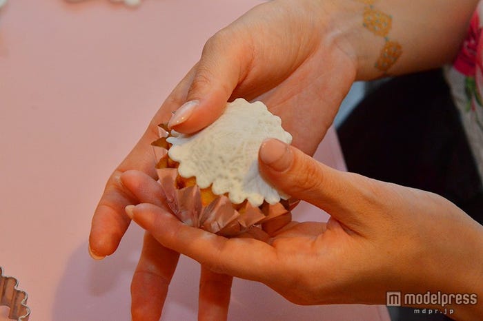 土台のカップケーキにくっつける