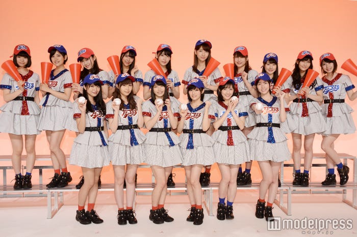 (後列左から)高倉萌香、兒玉遥、北川綾巴、白間美瑠、宮脇咲良、柏木由紀、入山杏奈、加藤美南、矢倉楓子、高柳明音(前列左から)北原里英、指原莉乃、横山由依、山本彩、渡辺麻友、松井珠理奈(C)モデルプレス