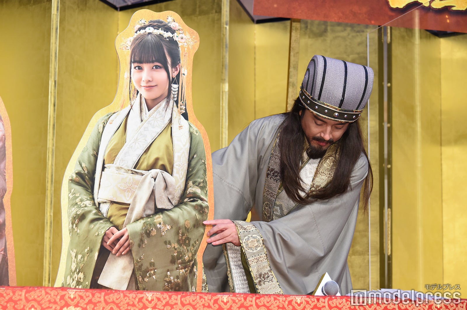 橋本環奈（パネル）を移動させるムロツヨシ （C）モデルプレス