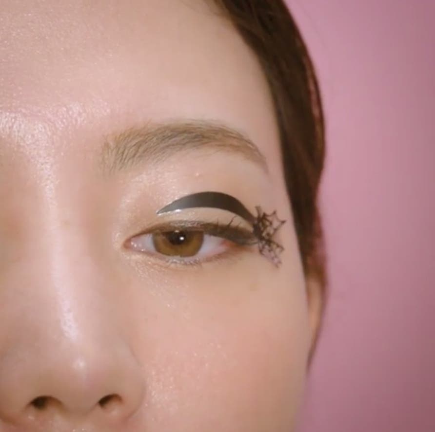 1.まぶたに沿ってシールを貼る