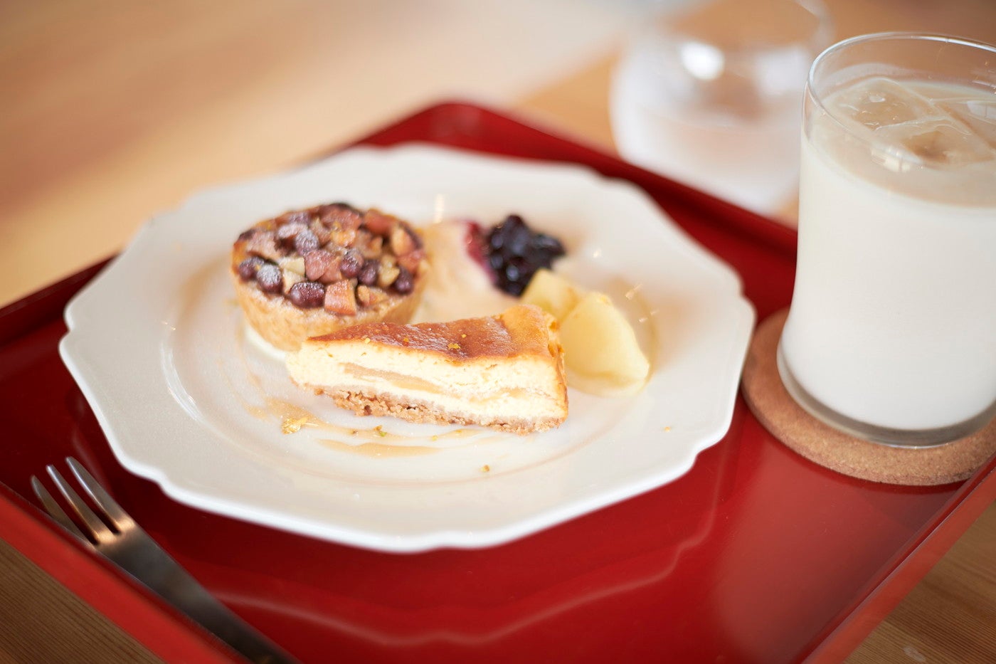 小豆のタルトやチーズケーキなどの手作りスイーツもある／提供画像