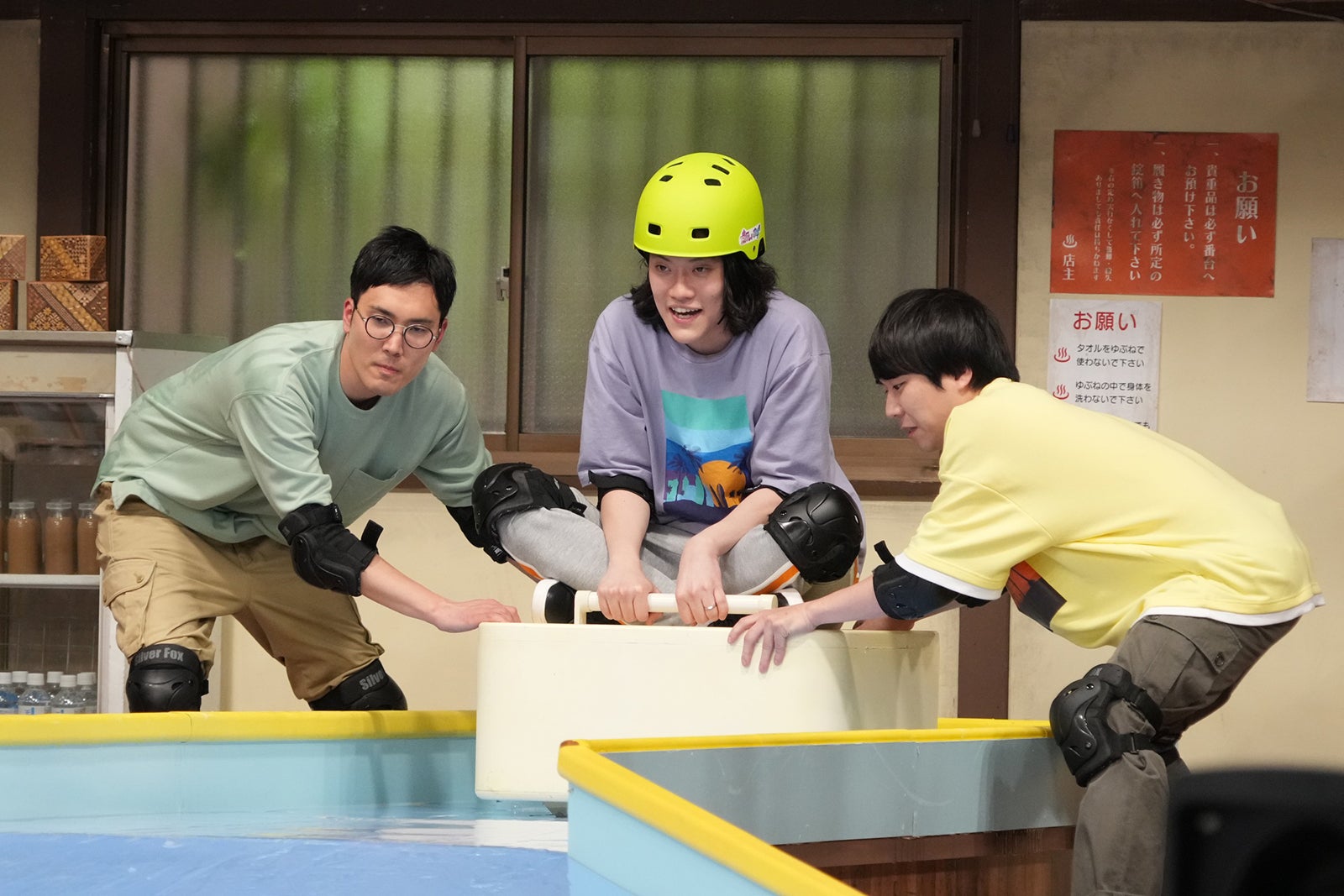 菊田竜大、粗品、秋山寛貴（C）フジテレビ