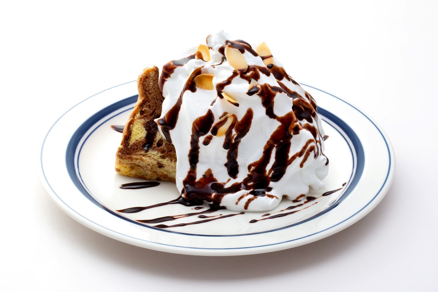 マシュマロホイップケーキセット（830円・税抜）／画像提供：虎ノ門ハム