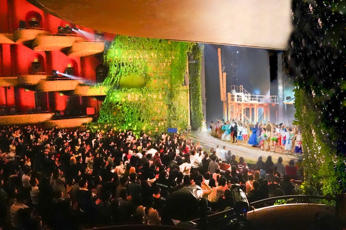 スタンディングオベーションの様子/舞台「千と千尋の神隠し」ソウル公演カーテンコールより(提供写真)