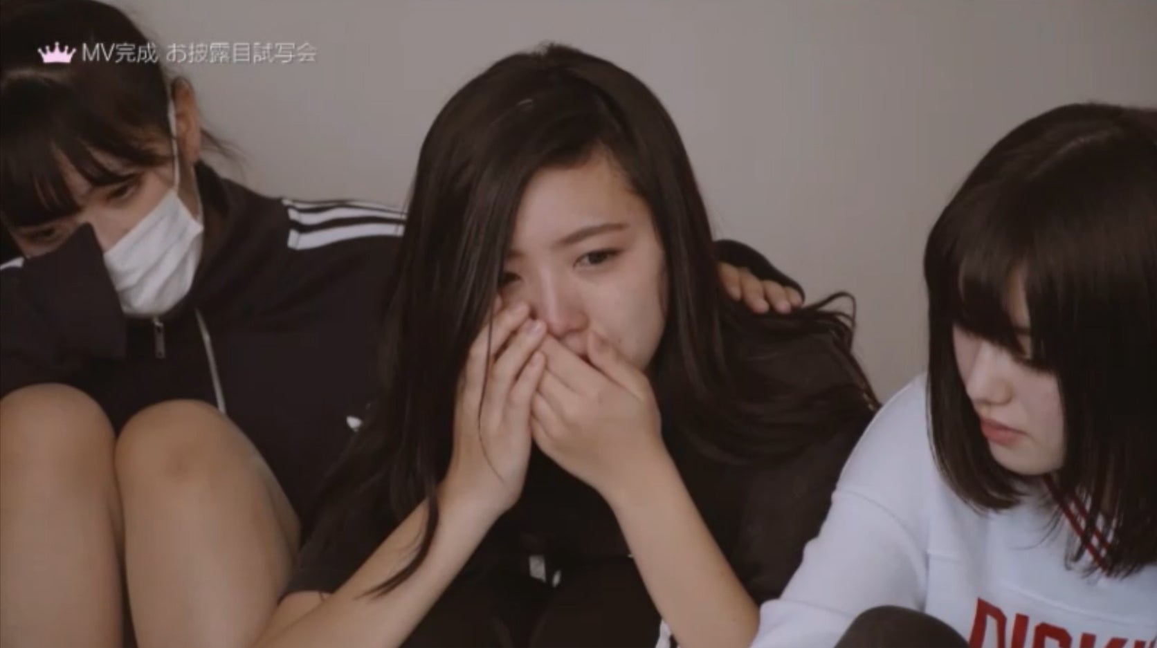 涙を流すななみ（中央）／「女子高生ミスコンFINALIST～ハレトキドキＪＫ～」より（提供画像）