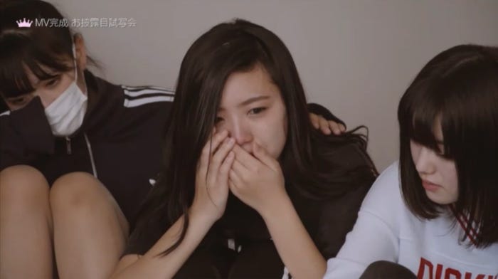 涙を流すななみ(中央)/「女子高生ミスコンFINALIST~ハレトキドキJK~」より(提供画像)