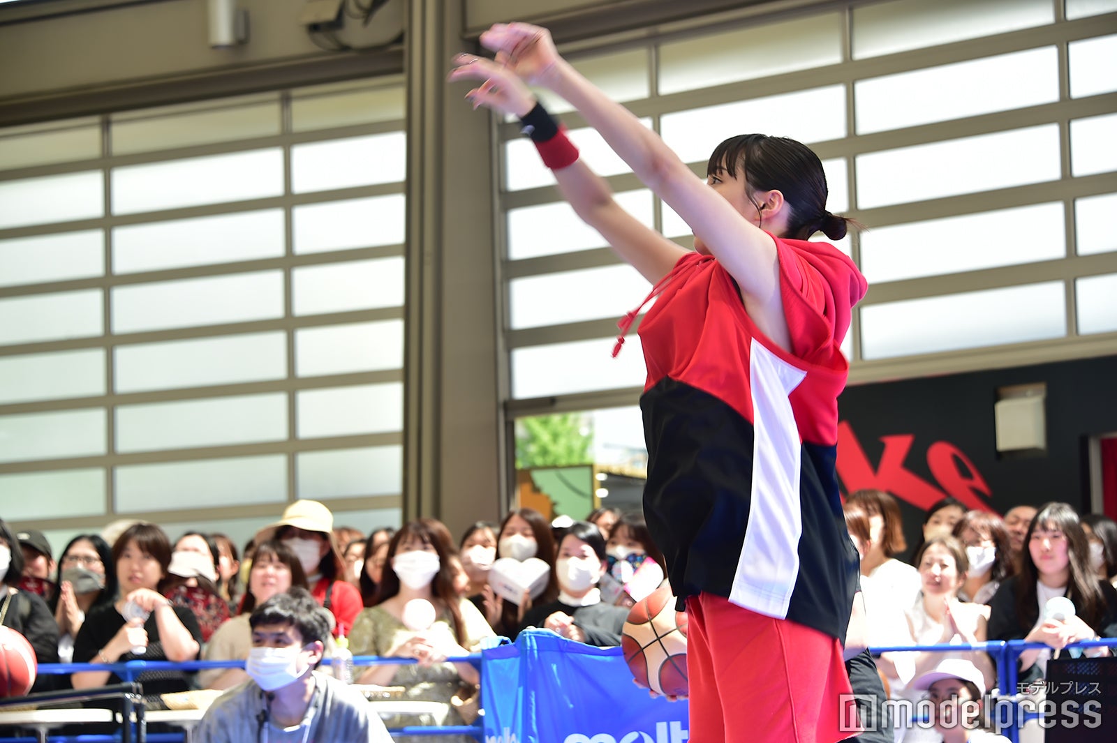 華麗なシュートを決める広瀬すず（C）モデルプレス