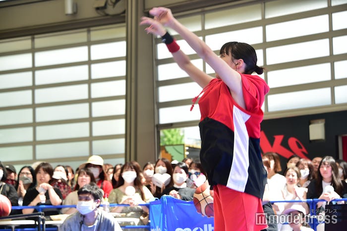 華麗なシュートを決める広瀬すず(C)モデルプレス