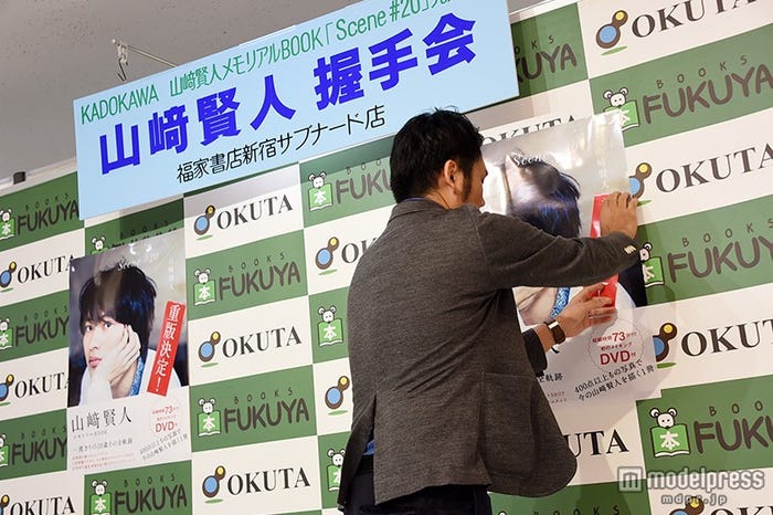 急きょ、会場のポスターに「重版決定」のシールが貼られた