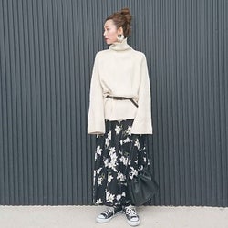 アクセ感覚でプラスする「ベルト」が着やせに効く。潔く上に重ねるのがうまくいくコツです!