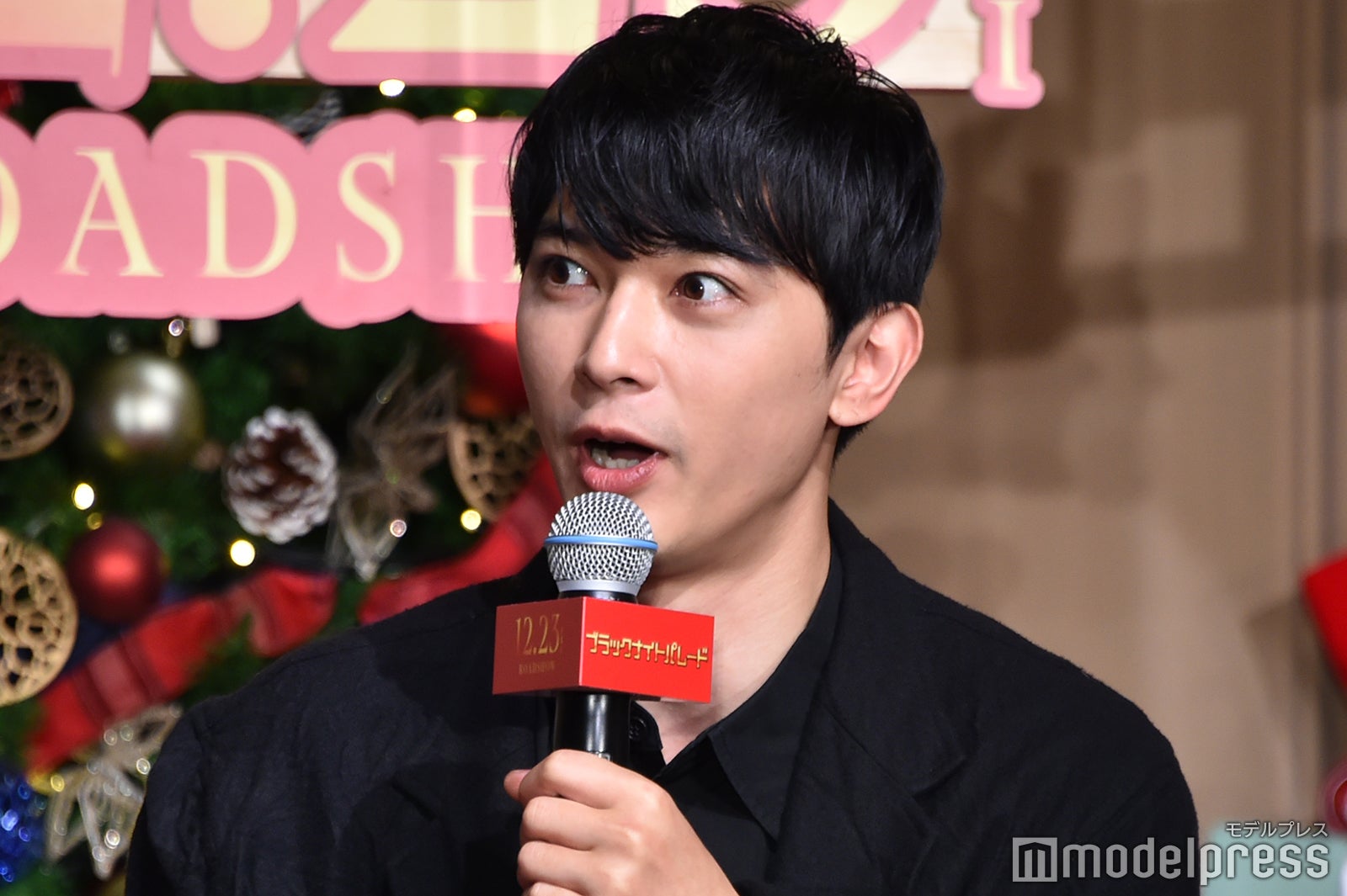 恐怖におののく吉沢亮（C）モデルプレス