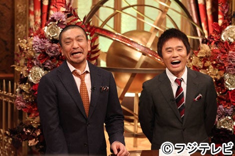 24日に放送されるトークバラエティー『教訓のススメ』の様子／MCのダウンタウン