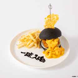 梟谷学園高校 フライドチキン&チーズマカロニバーガー 税込1,690円(C)古舘春一/集英社・「ハイキュー!!」製作委員会