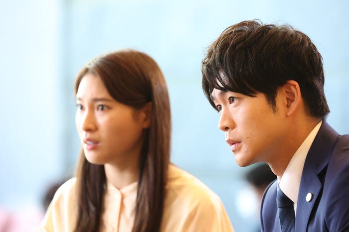 土屋太鳳、松下洸平/「やんごとなき一族」第5話より(C)フジテレビ