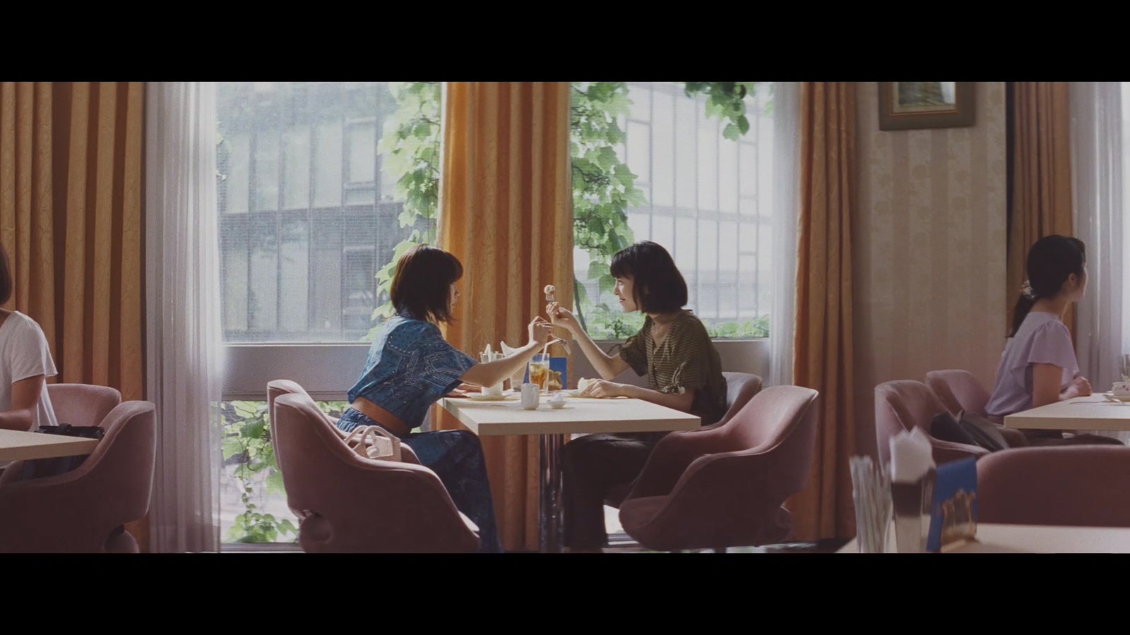 有村架純、浜辺美波／CMより（提供画像）