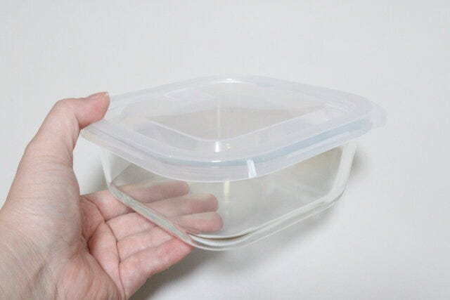 ダイソー　正方形保存容器（エア弁付き、670mL）