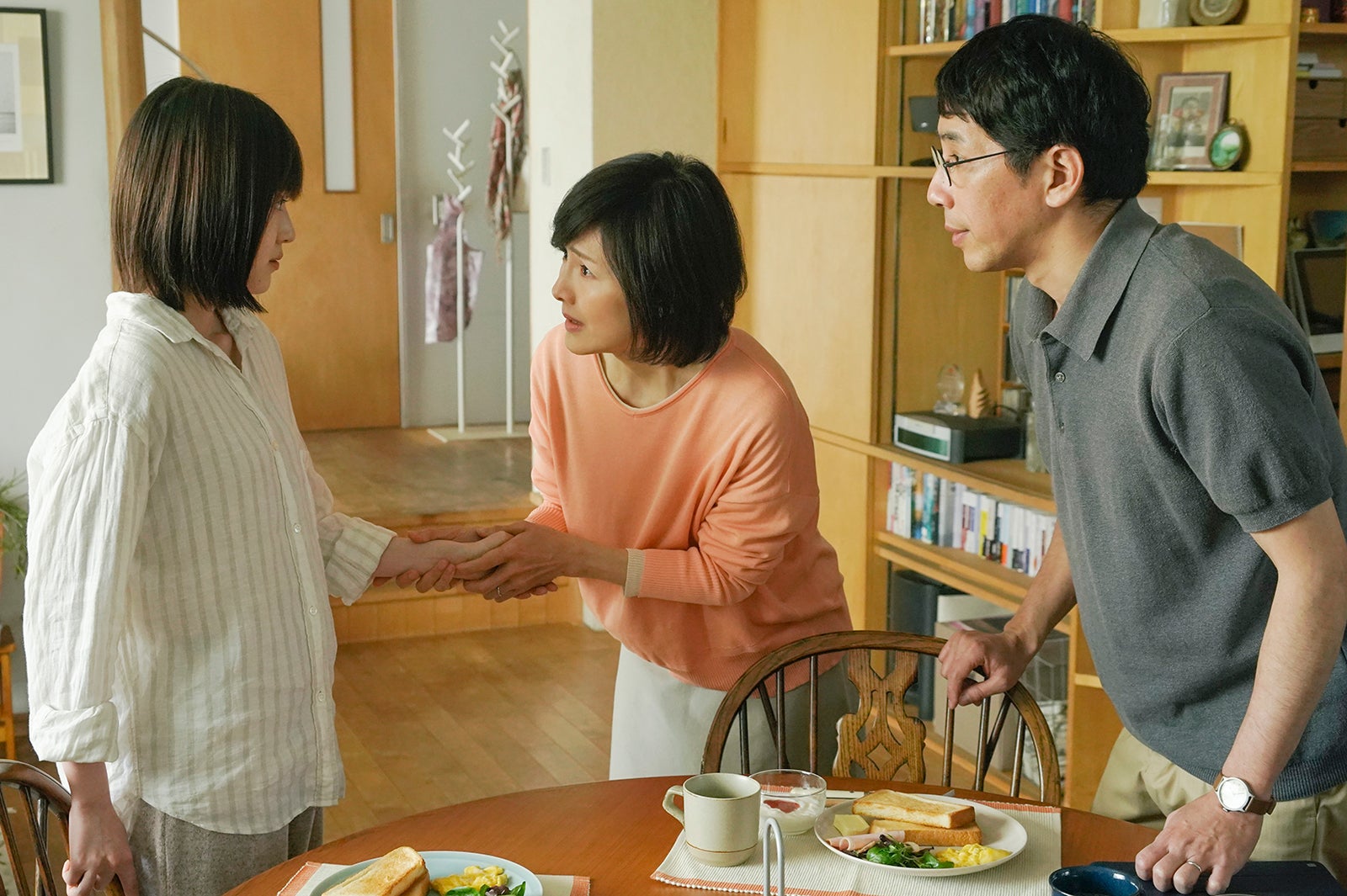 福本莉子、水野真紀、野間口徹（C）2022「今夜、世界からこの恋が消えても」製作委員会