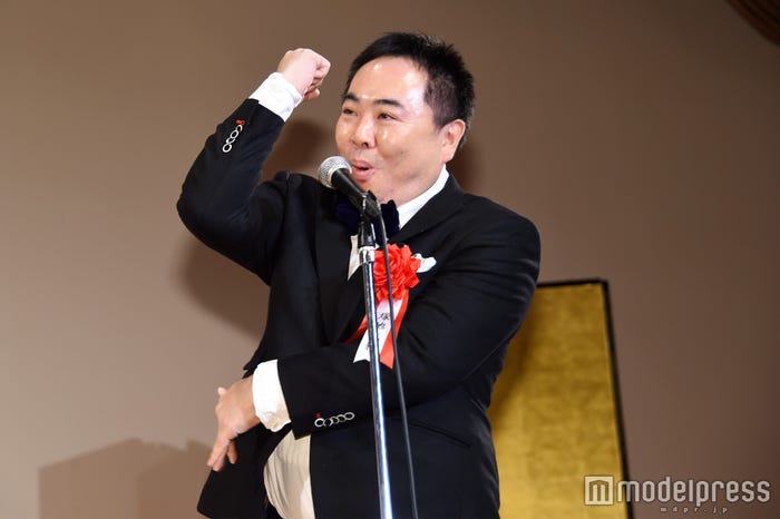 ギャグを贈った塚地武雅(C)モデルプレス